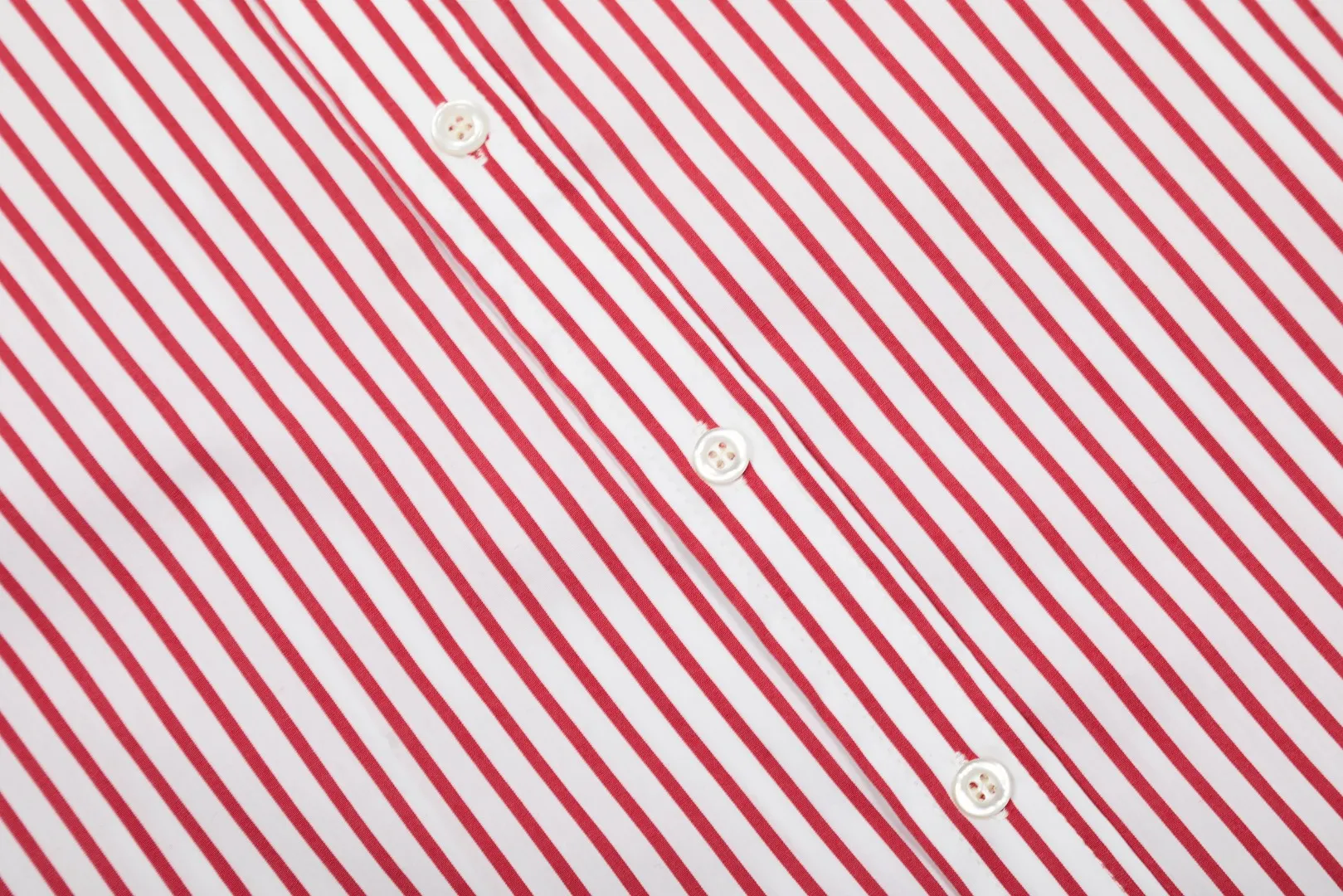 P260 💰 "Top quality" Style number: 8082# [Ralph Lauren classic basic new old money style striped shirt long sleeves] ✅Ralph Lauren Ralph Lauren colorful style old money style cotton poplin striped casual shirt long sleeves ✅Top ceiling quality ZP original development You can compare with the real thing at will ✅100% restored workmanship The entire garment is covered with seams and clean edges Curved triangular bifurcation ✅100% cotton poplin cotton Smooth to the touch Pre-car wash treatment The yarn is tighter ✅Customized dyed original pearlescent white bottom buttons, large and small zoning, vertical phoenix eyelets ✅Special shaped chiffon foil inside the collar door tube, not easy to deform and pull ✅Refreshing colorful striped shirt, salty or sweet, daily travel, extremely high production rate, customized style ✅The upper body looks much better than the real thing, can be worn alone or worn in all seasons, highly recommended for goddesses, size: S-XL, color: red, blue, green